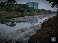 Mengerikan! Sungai di Jakarta Berubah Jadi 'Daratan'