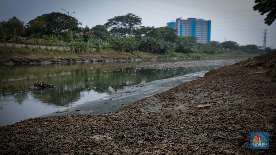 Kondisi aliran Kanal Banjir Timur (KBT) yang surut di kawasan Cakung, Jakarta, Senin (28/8/2023). (CNBC Indonesia/Faisal Rahman)