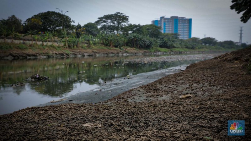 Kondisi aliran Kanal Banjir Timur (KBT) yang surut di kawasan Cakung, Jakarta, Senin (28/8/2023). (CNBC Indonesia/Faisal Rahman)