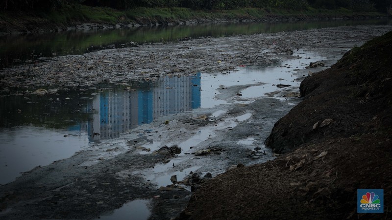 Kondisi aliran Kanal Banjir Timur (KBT) yang surut di kawasan Cakung, Jakarta, Senin (28/8/2023). Kondisi aliran Kanal Banjir Timur (KBT) yang surut di kawasan Cakung, Jakarta, Senin (28/8/2023). (CNBC Indonesia/Faisal Rahman)
