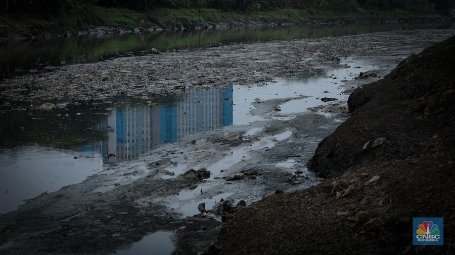 Kondisi aliran Kanal Banjir Timur (KBT) yang surut di kawasan Cakung, Jakarta, Senin (28/8/2023). (CNBC Indonesia/Faisal Rahman)