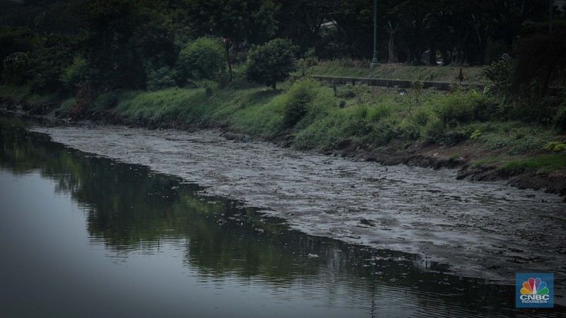 Kondisi aliran Kanal Banjir Timur (KBT) yang surut di kawasan Cakung, Jakarta, Senin (28/8/2023). Kondisi aliran Kanal Banjir Timur (KBT) yang surut di kawasan Cakung, Jakarta, Senin (28/8/2023). (CNBC Indonesia/Faisal Rahman)