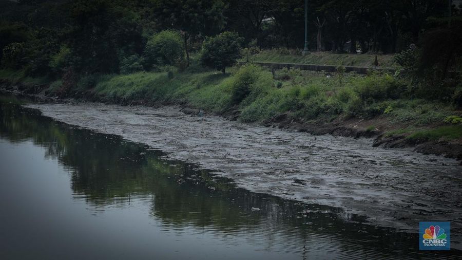 Kondisi aliran Kanal Banjir Timur (KBT) yang surut di kawasan Cakung, Jakarta, Senin (28/8/2023). (CNBC Indonesia/Faisal Rahman)