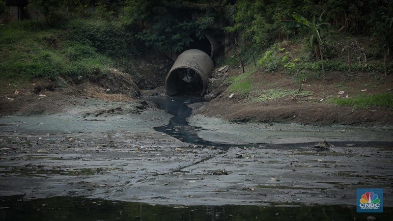Kondisi aliran Kanal Banjir Timur (KBT) yang surut di kawasan Cakung, Jakarta, Senin (28/8/2023). (CNBC Indonesia/Faisal Rahman)