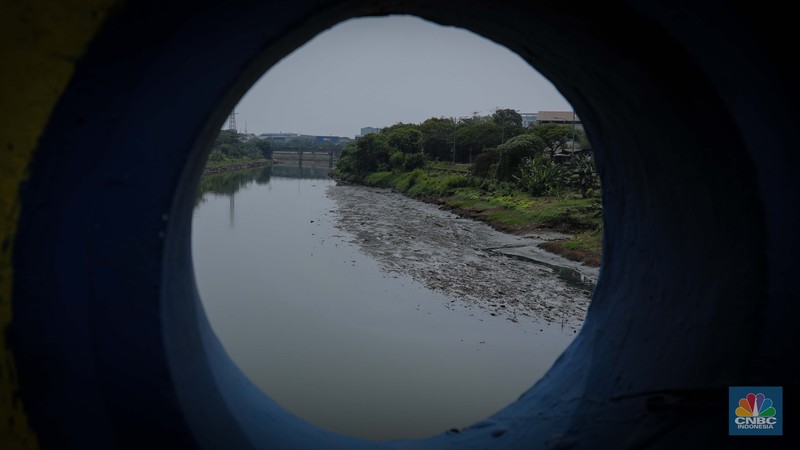 Kondisi aliran Kanal Banjir Timur (KBT) yang surut di kawasan Cakung, Jakarta, Senin (28/8/2023). Kondisi aliran Kanal Banjir Timur (KBT) yang surut di kawasan Cakung, Jakarta, Senin (28/8/2023). (CNBC Indonesia/Faisal Rahman)