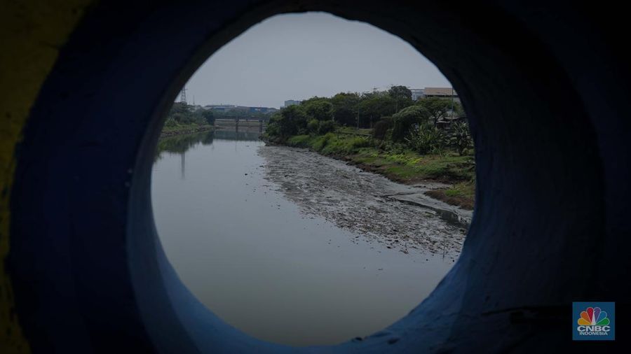 Kondisi aliran Kanal Banjir Timur (KBT) yang surut di kawasan Cakung, Jakarta, Senin (28/8/2023). (CNBC Indonesia/Faisal Rahman)