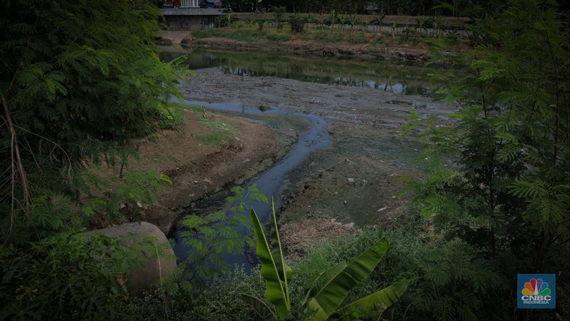 Kondisi aliran Kanal Banjir Timur (KBT) yang surut di kawasan Cakung, Jakarta, Senin (28/8/2023). (CNBC Indonesia/Faisal Rahman)