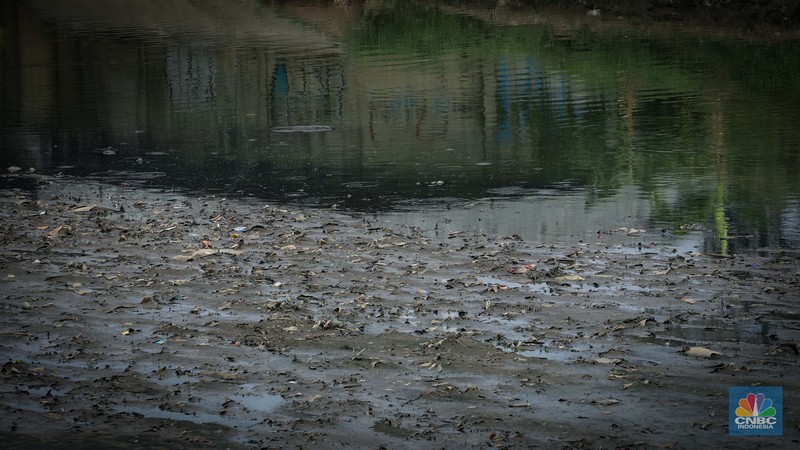 Kondisi aliran Kanal Banjir Timur (KBT) yang surut di kawasan Cakung, Jakarta, Senin (28/8/2023). Kondisi aliran Kanal Banjir Timur (KBT) yang surut di kawasan Cakung, Jakarta, Senin (28/8/2023). (CNBC Indonesia/Faisal Rahman)