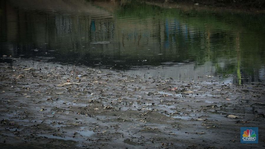 Kondisi aliran Kanal Banjir Timur (KBT) yang surut di kawasan Cakung, Jakarta, Senin (28/8/2023). (CNBC Indonesia/Faisal Rahman)