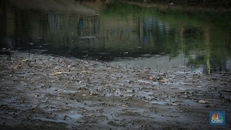 Kondisi aliran Kanal Banjir Timur (KBT) yang surut di kawasan Cakung, Jakarta, Senin (28/8/2023). (CNBC Indonesia/Faisal Rahman)