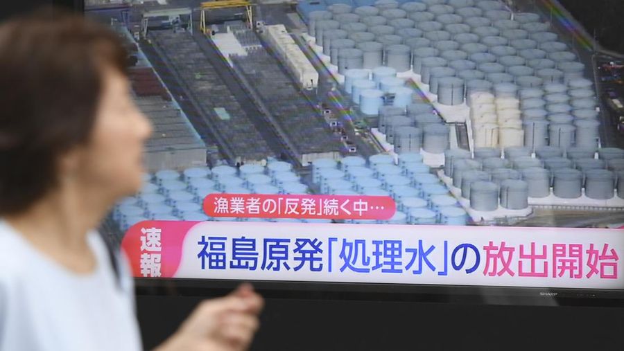 Layar TV menayangkan laporan berita tentang pelepasan air radioaktif yang telah diolah dari Pembangkit Listrik Tenaga Nuklir Fukushima Daiichi Kamis, 24 Agustus 2023, di Tokyo. Bagi pembangkit listrik tenaga nuklir Fukushima Daiichi yang hancur, mengelola air radioaktif yang terus bertambah di lebih dari 1.000 tangki telah menimbulkan risiko keselamatan dan beban sejak krisis terjadi pada bulan Maret 2011. Dimulainya pelepasan air limbah yang diolah pada hari Kamis menandai tonggak sejarah bagi penghentian tersebut. yang diperkirakan akan memakan waktu puluhan tahun. (AP Photo/Norihiro Haruta, File)