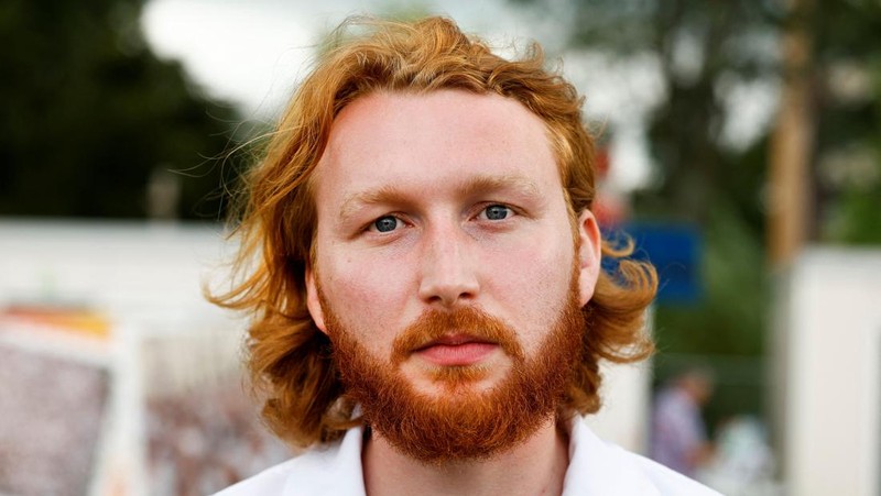 Marc, 34, dari daerah Limburg, dan Rhen, 30, dari Rotterdam (berasal dari AS) menghadiri Festival Redhead Days tahunan di Tilburg, Belanda, 27 Agustus 2023. (REUTERS/Piroschka van de Wouw)