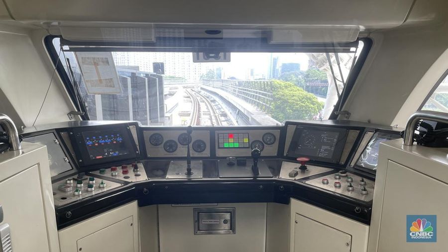 LRT Jabodebek (Jakarta-Bogor-Depok-Bekasi) telah resmi beroperasi dan dibuka untuk masyarakat umum mulai hari ini, Senin, 28 Agustus 2023. Animo masyarakat terlihat cukup antusias untuk menggunakan kereta tanpa masinis ini di hari perdananya. (CNBC Indonesia/Romys Binekasri)
