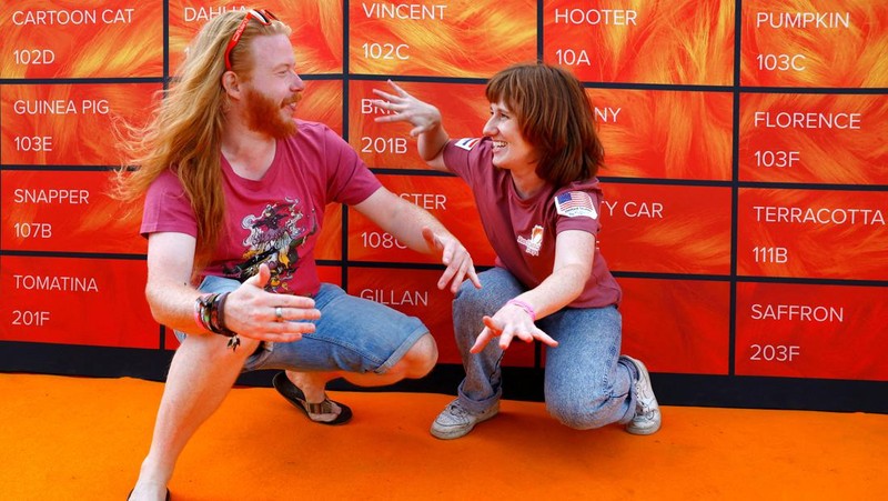 Marc, 34, dari daerah Limburg, dan Rhen, 30, dari Rotterdam (berasal dari AS) menghadiri Festival Redhead Days tahunan di Tilburg, Belanda, 27 Agustus 2023. (REUTERS/Piroschka van de Wouw)