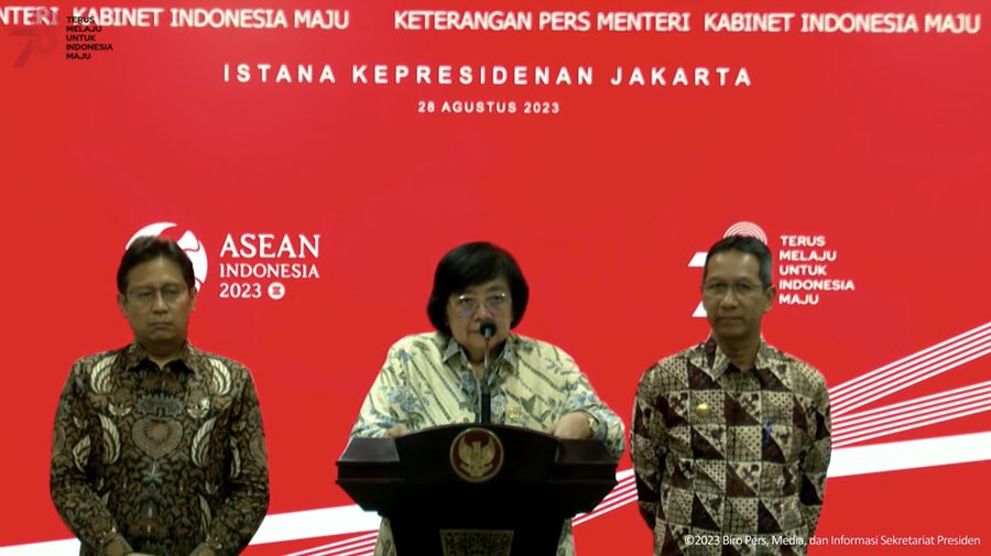 Menteri LHK Siti Nurbaya saat memberikan keterangan Pers terkait Pembahasan Peningkatan Kualitas Udara Kawasan Jabodetabek, (28/8/2023). (Tangkapan Layar Youtube Sekretariat Presiden)