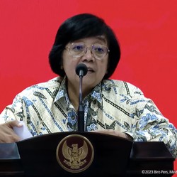 Tanpa Pesawat, Menteri Siti Mau Turunkan Hujan dari Gedung