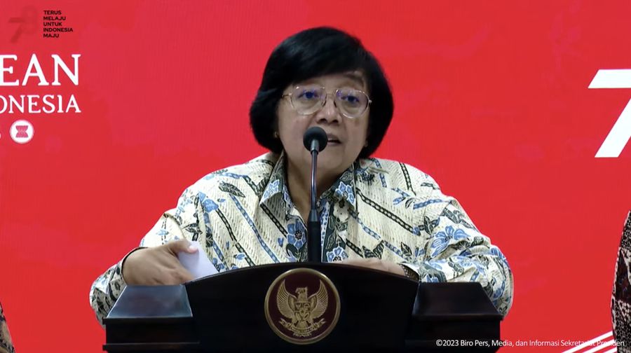Menteri LHK Siti Nurbaya saat memberikan keterangan Pers terkait Pembahasan Peningkatan Kualitas Udara Kawasan Jabodetabek, (28/8/2023). (Tangkapan Layar Youtube Sekretariat Presiden)