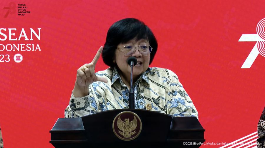 Menteri LHK Siti Nurbaya saat memberikan keterangan Pers terkait Pembahasan Peningkatan Kualitas Udara Kawasan Jabodetabek, (28/8/2023). (Tangkapan Layar Youtube Sekretariat Presiden)