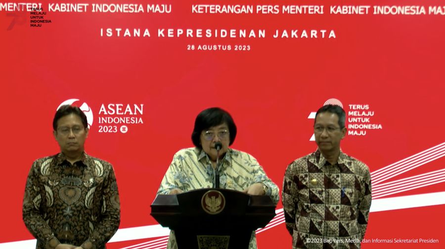 Menteri LHK Siti Nurbaya saat memberikan keterangan Pers terkait Pembahasan Peningkatan Kualitas Udara Kawasan Jabodetabek, (28/8/2023). (Tangkapan Layar Youtube Sekretariat Presiden)