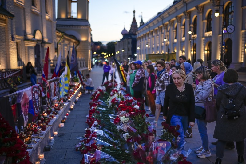 Seorang wanita berdiri di depan peringatan darurat untuk Yevgeny Prigozhin, kepala kelompok tentara bayaran Wagner, dan Dmitry Utkin, komandan kelompok, di Nizhny Novgorod, Rusia 27 Agustus 2023. Seorang wanita berdiri di depan peringatan darurat untuk Yevgeny Prigozhin, kepala kelompok tentara bayaran Wagner, dan Dmitry Utkin, komandan kelompok, di Nizhny Novgorod, Rusia 27 Agustus 2023. (REUTERS/Anastasia Makarycheva)