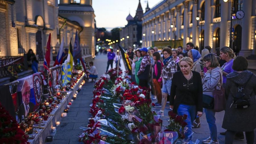 Seorang wanita berdiri di depan peringatan darurat untuk Yevgeny Prigozhin, kepala kelompok tentara bayaran Wagner, dan Dmitry Utkin, komandan kelompok, di Nizhny Novgorod, Rusia 27 Agustus 2023. (REUTERS/Anastasia Makarycheva)