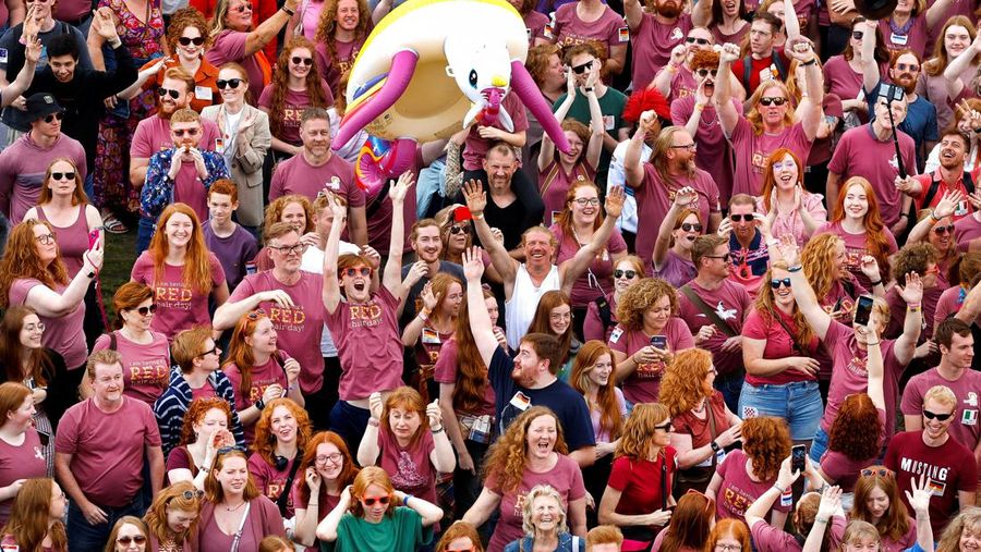 Marc, 34, dari daerah Limburg, dan Rhen, 30, dari Rotterdam (berasal dari AS) menghadiri Festival Redhead Days tahunan di Tilburg, Belanda, 27 Agustus 2023. (REUTERS/Piroschka van de Wouw)