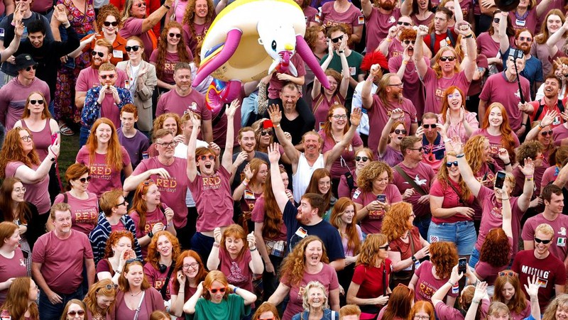 Marc, 34, dari daerah Limburg, dan Rhen, 30, dari Rotterdam (berasal dari AS) menghadiri Festival Redhead Days tahunan di Tilburg, Belanda, 27 Agustus 2023. (REUTERS/Piroschka van de Wouw)
