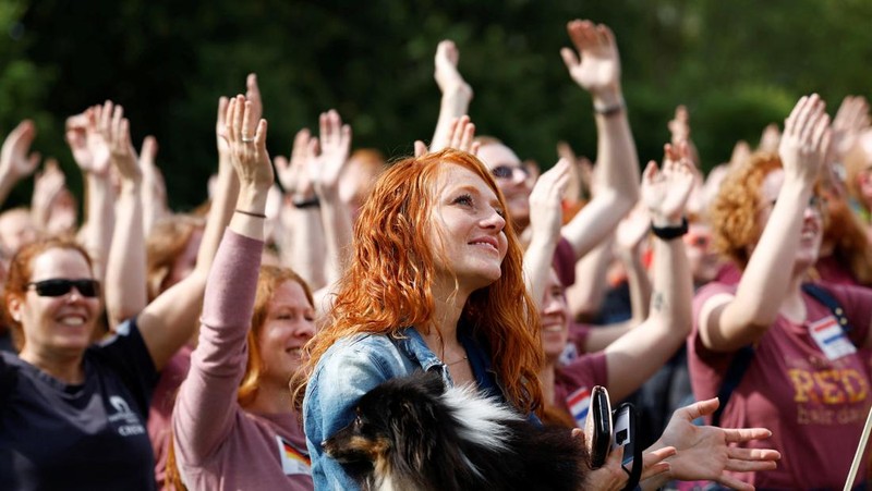 Marc, 34, dari daerah Limburg, dan Rhen, 30, dari Rotterdam (berasal dari AS) menghadiri Festival Redhead Days tahunan di Tilburg, Belanda, 27 Agustus 2023. (REUTERS/Piroschka van de Wouw)