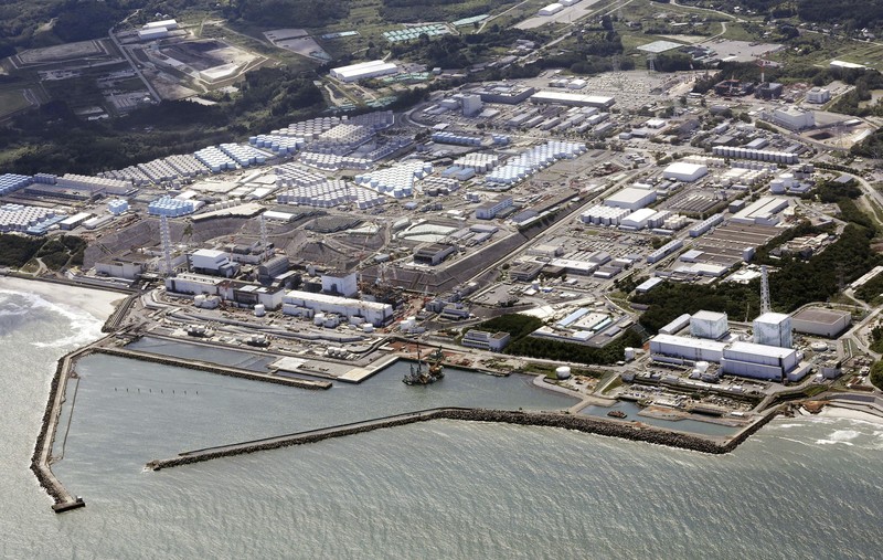 Seorang pekerja memeriksa vetilasi udara saat terjadi kebocoran pada pembangkit listrik tenaga nuklir di Fukushima, Jepang, Rabu (7/2/2024). (TEPCO via AP)