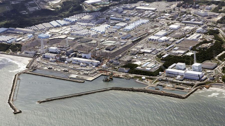Seorang pekerja memeriksa vetilasi udara saat terjadi kebocoran pada pembangkit listrik tenaga nuklir di Fukushima, Jepang, Rabu (7/2/2024). (TEPCO via AP)