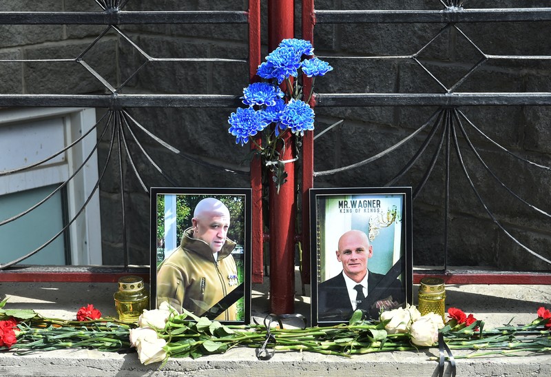 Seorang wanita berdiri di depan peringatan darurat untuk Yevgeny Prigozhin, kepala kelompok tentara bayaran Wagner, dan Dmitry Utkin, komandan kelompok, di Nizhny Novgorod, Rusia 27 Agustus 2023. (REUTERS/Anastasia Makarycheva)