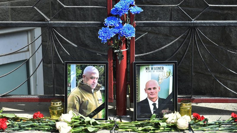 Seorang wanita berdiri di depan peringatan darurat untuk Yevgeny Prigozhin, kepala kelompok tentara bayaran Wagner, dan Dmitry Utkin, komandan kelompok, di Nizhny Novgorod, Rusia 27 Agustus 2023. (REUTERS/Anastasia Makarycheva)