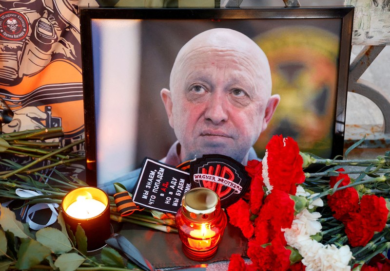Seorang wanita berdiri di depan peringatan darurat untuk Yevgeny Prigozhin, kepala kelompok tentara bayaran Wagner, dan Dmitry Utkin, komandan kelompok, di Nizhny Novgorod, Rusia 27 Agustus 2023. Seorang wanita berdiri di depan peringatan darurat untuk Yevgeny Prigozhin, kepala kelompok tentara bayaran Wagner, dan Dmitry Utkin, komandan kelompok, di Nizhny Novgorod, Rusia 27 Agustus 2023. (REUTERS/Anastasia Makarycheva)
