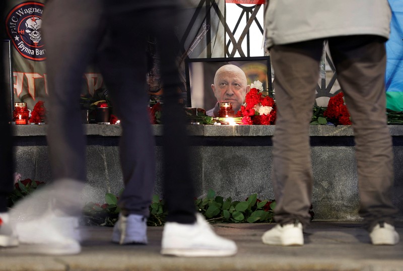 Seorang wanita berdiri di depan peringatan darurat untuk Yevgeny Prigozhin, kepala kelompok tentara bayaran Wagner, dan Dmitry Utkin, komandan kelompok, di Nizhny Novgorod, Rusia 27 Agustus 2023. Seorang wanita berdiri di depan peringatan darurat untuk Yevgeny Prigozhin, kepala kelompok tentara bayaran Wagner, dan Dmitry Utkin, komandan kelompok, di Nizhny Novgorod, Rusia 27 Agustus 2023. (REUTERS/Anastasia Makarycheva)