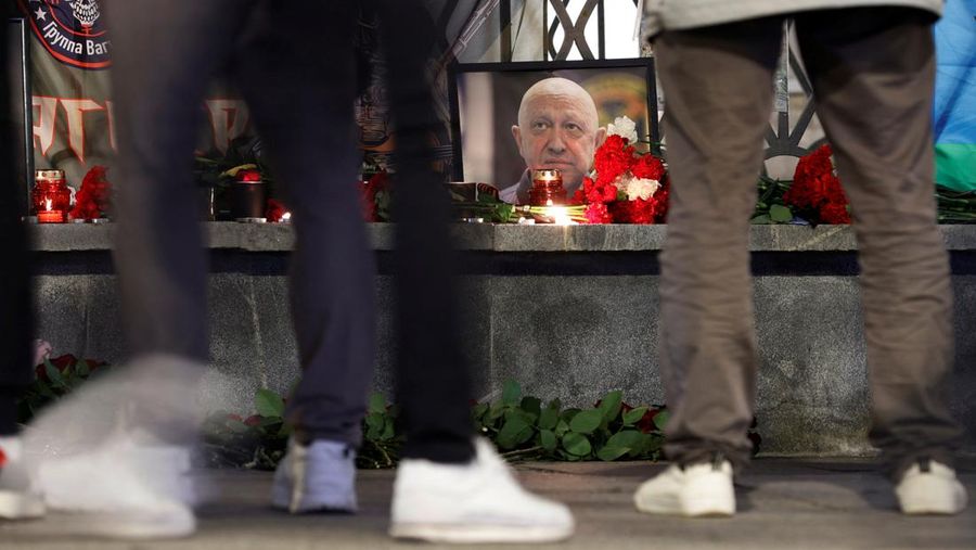 Seorang wanita berdiri di depan peringatan darurat untuk Yevgeny Prigozhin, kepala kelompok tentara bayaran Wagner, dan Dmitry Utkin, komandan kelompok, di Nizhny Novgorod, Rusia 27 Agustus 2023. (REUTERS/Anastasia Makarycheva)