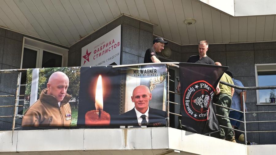 Seorang wanita berdiri di depan peringatan darurat untuk Yevgeny Prigozhin, kepala kelompok tentara bayaran Wagner, dan Dmitry Utkin, komandan kelompok, di Nizhny Novgorod, Rusia 27 Agustus 2023. (REUTERS/Anastasia Makarycheva)