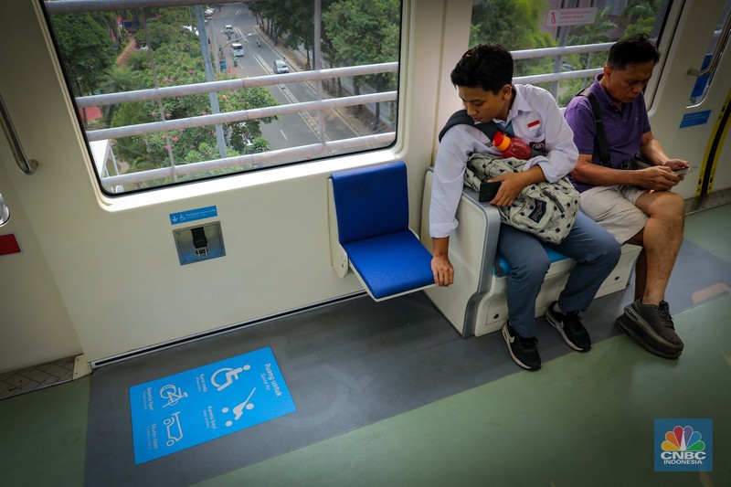 Penumpang menunggu kedatangan LRT Jabodebek di Stasiun Dukuh Atas, Jakarta, Senin (28/8/2023). LRT Jabodebek yang diresmikan oleh Presiden Joko Widodo beberapa jam lalu mulai bisa digunakan oleh warga sebagai moda transportasi umum baru. (CNBC Indonesia/Faisal Rahman)
