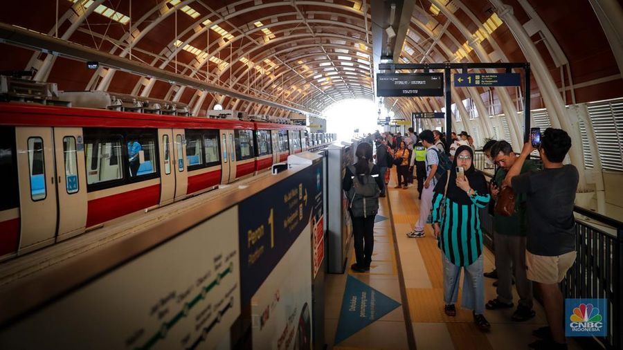 Penumpang menunggu kedatangan LRT Jabodebek di Stasiun Dukuh Atas, Jakarta, Senin (28/8/2023). LRT Jabodebek yang diresmikan oleh Presiden Joko Widodo beberapa jam lalu mulai bisa digunakan oleh warga sebagai moda transportasi umum baru. (²©²ÊÍøÕ¾/Faisal Rahman)