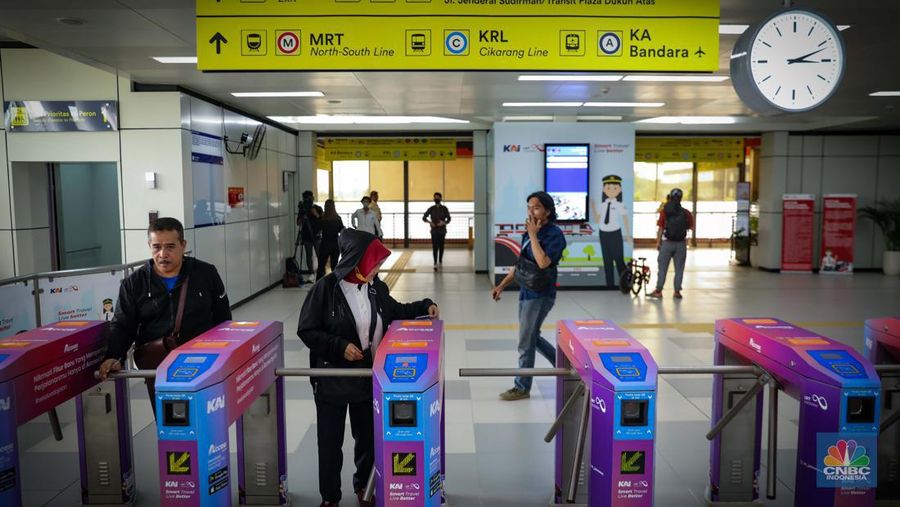 Penumpang menunggu kedatangan LRT Jabodebek di Stasiun Dukuh Atas, Jakarta, Senin (28/8/2023). LRT Jabodebek yang diresmikan oleh Presiden Joko Widodo beberapa jam lalu mulai bisa digunakan oleh warga sebagai moda transportasi umum baru. (CNBC Indonesia/Faisal Rahman)