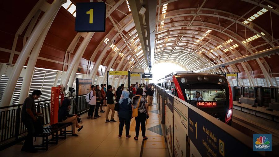 Penumpang menunggu kedatangan LRT Jabodebek di Stasiun Dukuh Atas, Jakarta, Senin (28/8/2023). LRT Jabodebek yang diresmikan oleh Presiden Joko Widodo beberapa jam lalu mulai bisa digunakan oleh warga sebagai moda transportasi umum baru. (²©²ÊÍøÕ¾/Faisal Rahman)
