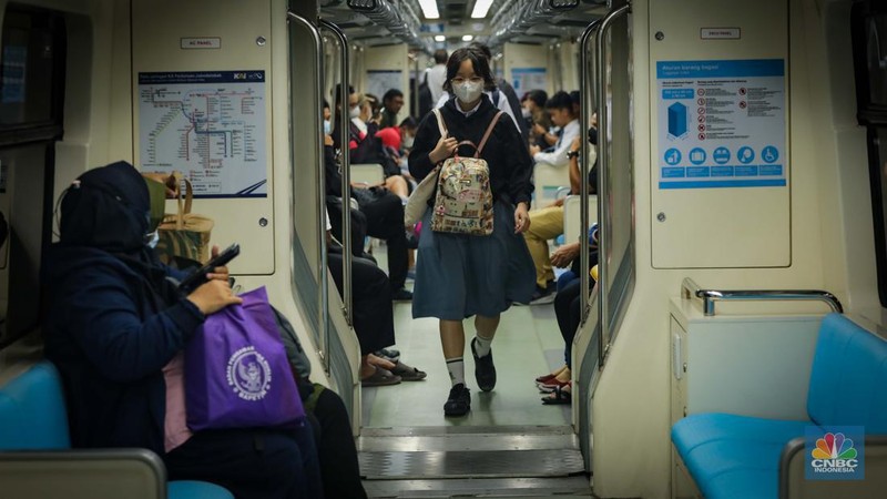 Penumpang menunggu kedatangan LRT Jabodebek di Stasiun Dukuh Atas, Jakarta, Senin (28/8/2023). LRT Jabodebek yang diresmikan oleh Presiden Joko Widodo beberapa jam lalu mulai bisa digunakan oleh warga sebagai moda transportasi umum baru. (CNBC Indonesia/Faisal Rahman)