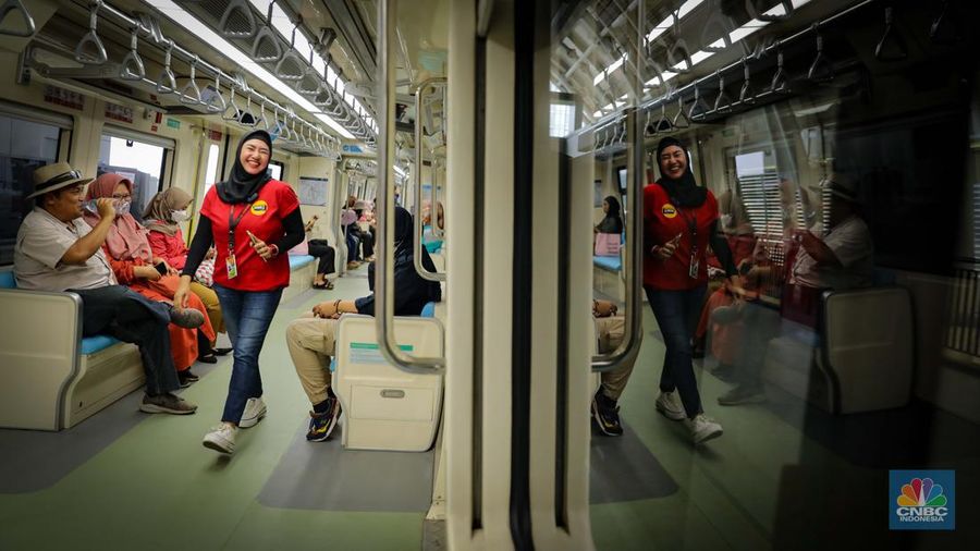 Penumpang menunggu kedatangan LRT Jabodebek di Stasiun Dukuh Atas, Jakarta, Senin (28/8/2023). LRT Jabodebek yang diresmikan oleh Presiden Joko Widodo beberapa jam lalu mulai bisa digunakan oleh warga sebagai moda transportasi umum baru. (CNBC Indonesia/Faisal Rahman)