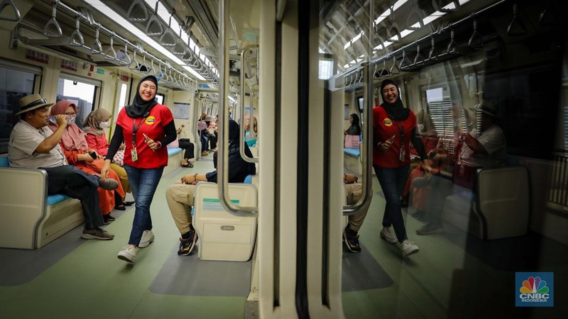 Penumpang menunggu kedatangan LRT Jabodebek di Stasiun Dukuh Atas, Jakarta, Senin (28/8/2023). LRT Jabodebek yang diresmikan oleh Presiden Joko Widodo beberapa jam lalu mulai bisa digunakan oleh warga sebagai moda transportasi umum baru. (CNBC Indonesia/Faisal Rahman)