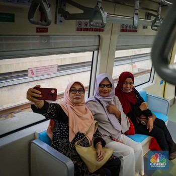 Sejarah! Penampakan Warga Mulai Jajal LRT Jabodebek