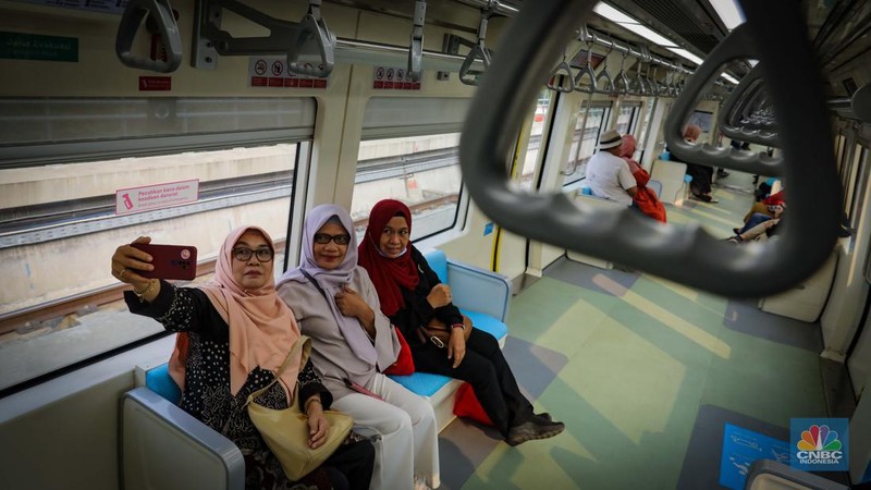 Penumpang menunggu kedatangan LRT Jabodebek di Stasiun Dukuh Atas, Jakarta, Senin (28/8/2023). LRT Jabodebek yang diresmikan oleh Presiden Joko Widodo beberapa jam lalu mulai bisa digunakan oleh warga sebagai moda transportasi umum baru. (CNBC Indonesia/Faisal Rahman)