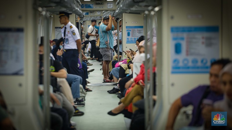 Penumpang menunggu kedatangan LRT Jabodebek di Stasiun Dukuh Atas, Jakarta, Senin (28/8/2023). LRT Jabodebek yang diresmikan oleh Presiden Joko Widodo beberapa jam lalu mulai bisa digunakan oleh warga sebagai moda transportasi umum baru. (CNBC Indonesia/Faisal Rahman)