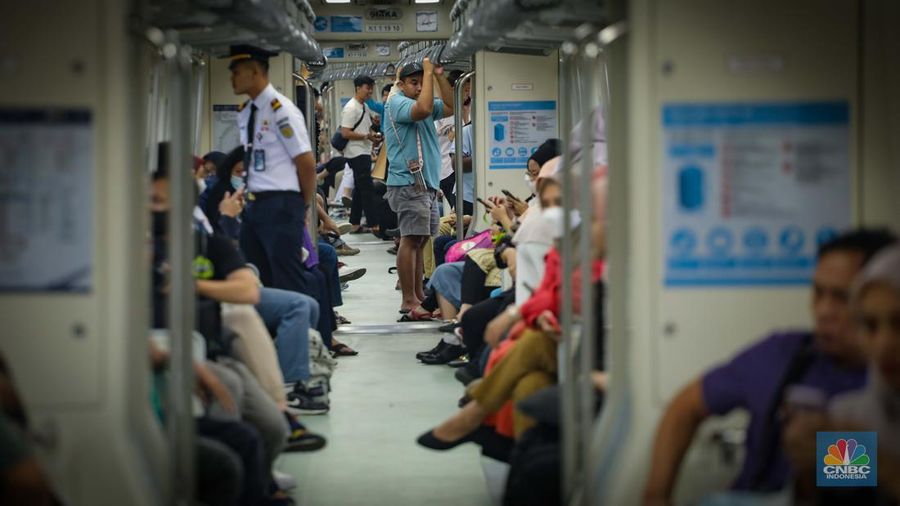 Penumpang menunggu kedatangan LRT Jabodebek di Stasiun Dukuh Atas, Jakarta, Senin (28/8/2023). LRT Jabodebek yang diresmikan oleh Presiden Joko Widodo beberapa jam lalu mulai bisa digunakan oleh warga sebagai moda transportasi umum baru. (CNBC Indonesia/Faisal Rahman)