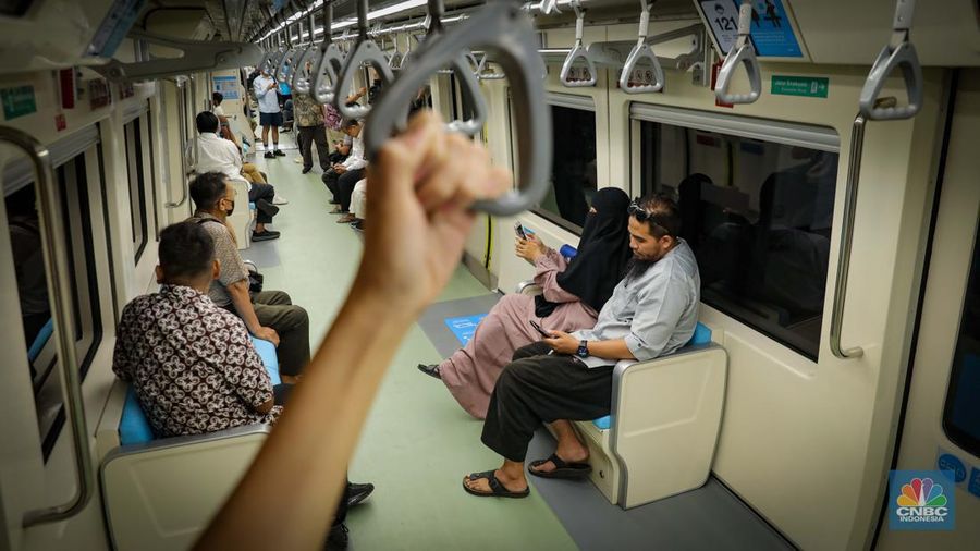 Penumpang menunggu kedatangan LRT Jabodebek di Stasiun Dukuh Atas, Jakarta, Senin (28/8/2023). LRT Jabodebek yang diresmikan oleh Presiden Joko Widodo beberapa jam lalu mulai bisa digunakan oleh warga sebagai moda transportasi umum baru. (²©²ÊÍøÕ¾/Faisal Rahman)
