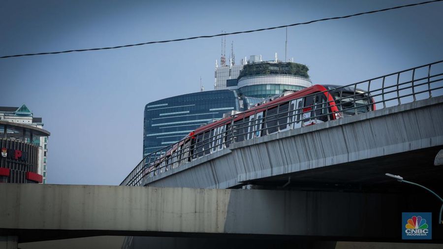 Penumpang menunggu kedatangan LRT Jabodebek di Stasiun Dukuh Atas, Jakarta, Senin (28/8/2023). LRT Jabodebek yang diresmikan oleh Presiden Joko Widodo beberapa jam lalu mulai bisa digunakan oleh warga sebagai moda transportasi umum baru. (²©²ÊÍøÕ¾/Faisal Rahman)