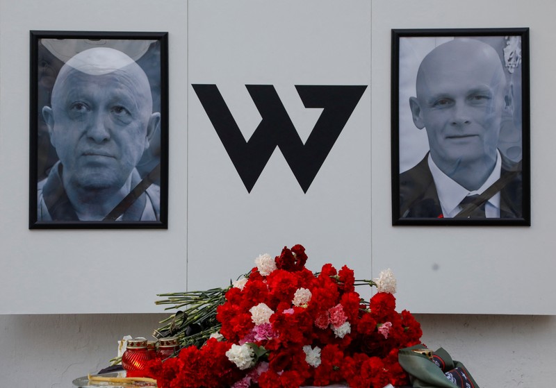 Seorang wanita berdiri di depan peringatan darurat untuk Yevgeny Prigozhin, kepala kelompok tentara bayaran Wagner, dan Dmitry Utkin, komandan kelompok, di Nizhny Novgorod, Rusia 27 Agustus 2023. (REUTERS/Anastasia Makarycheva)